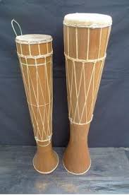 Sedangkan badan dan leher gitar terbuat dari kayu sebagaimana gambar diatas.terdapat dua jenis gitar yang ada yaitu gitar akustik dan elektrik. Alat Musik Tradisional Indonesia Yang Mungkin Belum Kamu Ketahui Muffingraphics Com