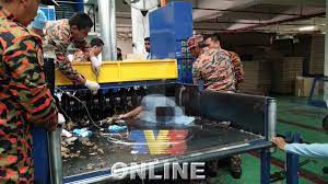 Check 'kilang' translations into english. Pekerja Kilang In English Pin On Mynewshub Jenayah Mayat Seorang Pekerja Kilang Ditemui Di Sebuah Kilang Percetakan Di Taman Industri Seri Kembangan Selangor Joni Tanas