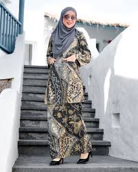 14 kebaya untuk orang gemuk yang bisa membuat tampil elegan model baju kebaya yang hadir saat ini jauh dari kesan kuno. Baju Kurung Kedah Batik Dobby Aimi Golden Blue Muslimahclothing Com