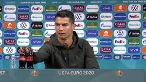 Antes del gesto de ronaldo, coca cola valía $242 mil millones, y después bajó a $238 mil millones. Kagozit3kbkzkm