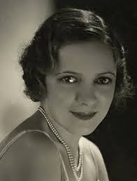 Elsie Moll's Instagram, Twitter & Facebook