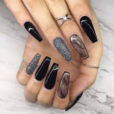 18 diseños de uñas cósmicas que sacarán tu lado más espacial. Unas Acrilicas Negras Elegantes Unasnegras Decoraciondeunas Unasdecoradas Blacknails Nails Nailart Manicura De Unas Unas Negras Unas Acrilicias De Gel