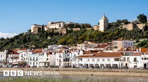 Casal é preso por abandonar dois meninos franceses à beira de estrada em Portugal