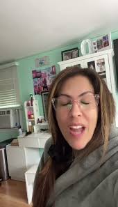 Reacting to my daughters fav songs #momlife #momsoftiktok