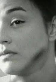 Aveva uno sguardo intenso e diretto, le dita curate e un sarcasmo congenito, labbra sottili, armonioso contorno di denti ricordo il giorno del mio matrimonio, l'abito bianco di seta ed organza, fiori d'arancio intorno all'altare, aspettavo il mio sposo con devozione. Carmen Consoli Fiori D Arancio Music Video 2003 Filmaffinity