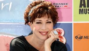 Questi brevi esperimenti incontrano subito la curiosità del ceto popolare incoraggiando gli operatori a produrre nuove pellicole fino a porre le basi per la nascita di una vera industria cinematografica. Veronica Pivetti Il Suo Racconto Quel Dramma Del Mio Passato