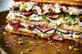 Gedroogde rozenblaadjes verpakt en klaar om te verzenden. Midden Oosters Zoet Spektakelstuk Vijgen Rozentompouce Uit Feasts Recept