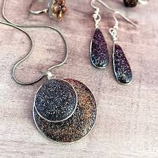 You can also make your phone to dress with the same material you are putting on. Make Quick And Easy Jewelry With Hot Glue 100 Directions