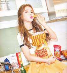 Mamamoo Solar Omg A Beautiful Woman Eating Nacho Chips I Am In Love