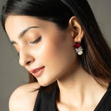 INCROYABLE ! Allison a été élue Dreamgirl du mois de mars. Découvre son  interview VOSTFR pour le magazine British VOUGUE. #whatsinmybag ?  #kèkelamidansonsac ?