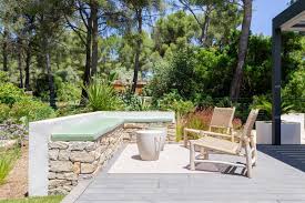 Voilà longtemps que le paysagiste ne se contente plus de fleurir les carrefours. Amenagement D Un Jardin Contemporain Au Bord D Une Piscine A La Ciotat 13600 Bouches Du Rhone Hacienda Paysage