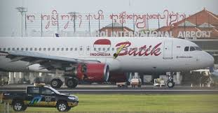 Juru parkir pesawat atau marshaller menjadi perbincangan netizen. Unik Begini Cara Bandara Bali Sambut Penumpang Pertama Tahun 2020 Bagian 1