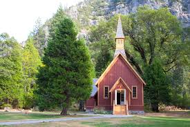 It is a new england style church architecture. Fajl Yosemite Valley Chapel 10 Jpg Putevoditel Vikigid Wikivoyage