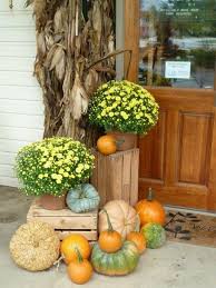 Herbstdeko Fur Draussen 40 Stimmungsvolle Ideen Zum Nachmachen Herbst Veranda Dekorationen Herbstdeko Fur Draussen Vorgarten Dekorieren