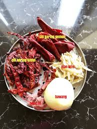 Hidangkan ikan bawal goreng sebagai lauk nasi. Nasi Goreng Cili Kering Emma Sherrina