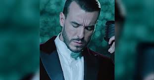 Cem Adrian'dan "Solmayan Şarkılar" müzikseverlerle buluştu