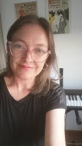 Aprovechando el verano para volver a tocar (después de muuuchos años) estos  pequeños preludios de nuestro padre J. S. Bach que me vuelan la cabeza.  Alucino con que haya escrito algo así