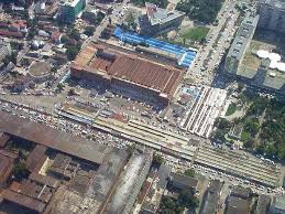 Comerciantii intra si incep negocierile. Piata Obor Shopping Bucharest