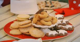 Il biscuit, ovvero la pasta biscotto, è una base di pasticceria simile al pan di spagna, ma che, a la ricetta per preparare la pasta biscotto non è per nulla complessa, al contrario è rapida e di semplice. I Biscotti Di Natale Di Ernst Knam Le Ricette Piu Buone Per Le Feste Ultime Notizie Flash