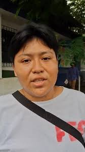 Andrea Hernández de la Fuerza Estudiantil Salvadoreña dice que marchan para  exigir un presupuesto justo para la educación superior y que acaben las  capturas arbitrarias contra estudiantes., Lee más ...