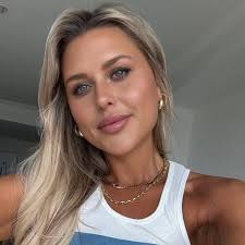 My name is Angelina. It hurts that I have no friends or family... I only  have a job and a house. At 39, it hurts a lot, especially when you're  divorced.