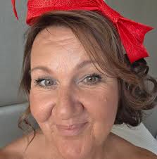 A cat with a rare and extremely symmetrical coat! 😻