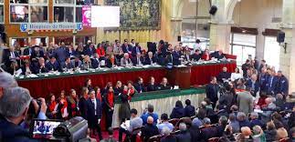 Cette vente aux enchères se déroule traditionnellement sous la halle de beaune, au beau milieu d'une fête populaire placée sous le signe de la dégustation cet événement attendu donne également une idée de la tendance du marché et du millésime. Hospices De Beaune Tout Savoir Sur La Celebre Vente Aux Encheres De Vins La Revue Du Vin De France