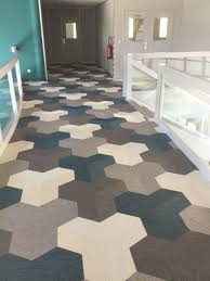 Siege Social Canon Couloir Canon Bretagne Revetement De Sol Bolon Coloris Blanc Gris Architecture D Interieur Architecte Interieur Architecture Interieure