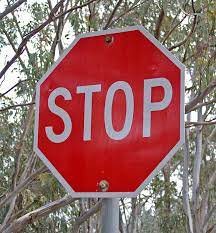 Ein stoppschild zu und sieht, dass auf der vorfahrtstraße weit und breit kein auto. Stoppschild Wikiwand