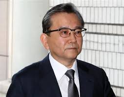 그럼에도 불구하고 김학의 가택을 수색하지도 않고 3월15일 김학의 검찰 소환이 예정되어 있었으나, 김학의는 소환에 불응했다. ê¹€í•™ì˜ ë¶€ì¸ë„ ì•ˆ ë¯¿ì–´ ëˆˆë¬¼ æª¢ ì§•ì—­ 12ë…„ êµ¬í˜• ì„œìš¸ì‹ ë¬¸