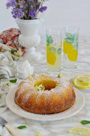 In una ciotola setacciate la farina e il lievito e aggiungete un pizzico di sale. Ciambella Soffice Senza Burro Con Limone Yogurt E Cocco