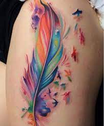 Tatouage Plume Coloree Sur La Cuisse