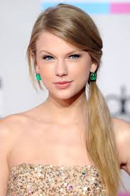 Taylor Swift S Amazing Beauty Transformation Through The Years Taylor Swift Hair Taylor Swift Haircut Long Hair Styles
