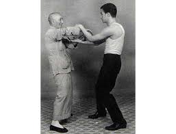 A történet középpontjában bruce lee áll, akit a harcművészetek szakértőjeként felkérnek arra, hogy épüljön be egy kábítószerkereskedő hálózatba. Td Brain Bruce Lee Mint Az Mma Keresztapja Totaldamage