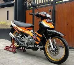 Satria modif supermoto adityaprad s blog. Stiker List Striping Satria 120 R 2002 2003 Hiu 2 Tak Asli Original Suzuki Stock Lama Full Body Set Sticker Striping Aksesoris Motor Motor Bukalapak Com Inkuiri Com