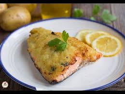 Condire con sale e pepe ed unire il prezzemolo e l'erba cipollina. Salmone In Crosta Di Patate Grattugiate Secondo Piatto Con Filetti O Tranci Di Salmone Fresco O Congelato Cotti Al For Idee Alimentari Ricette Pasti Italiani