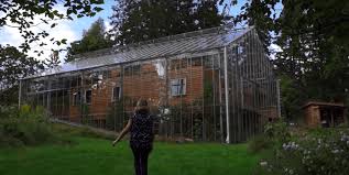 Marie granmar and charles sacilotto literally live in a bubble, insulated from the cold and the harshness of the elements, while taking in the best of what nature has to offer. Swedish Couple Builds A Greenhouse Around Their Stockholm Home Intelligent Living