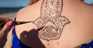 Weiße henna tattoos sind der neuste trend des jahres: Das Hamsa Tattoo Und Seine Magische Bedeutung Desired De