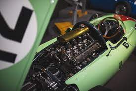 Dengan gaya gemulainya budhe mengundangku dengan jentikan jari telunjukknya yang runcing memanjang itu. Revs Institute Siaran Facebook