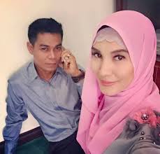 Yang menarik, dalam kitab ini yaitu syaikh nawawi memberikan penjelasan yang seimbang, antara hak dan kewajiban, baik dari sisi seorang istri dan seorang suami. Gempak Hiburan Pasangan Suami Isteri Fauzi Nawawi Dan Facebook