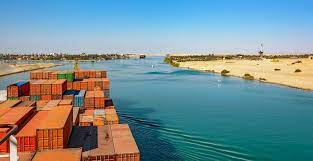Průplav je rozdělen na dvě části (severní a jižní) velkým hořkým jezerem a tvoří hranici mezi sinajem (asie) a afrikou. Suezsky Pruplav Egypt Mahalo Cz