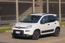 Anche meccanicamente è invariata e si può ordinare col 0.9 turbo a benzina (riservato alle 4x4 e alle versioni a metano) o col recente 1.0 da 70 cv dotato di proprio questo motore è quello fiat panda city life che proviamo oggi: Fiat Panda Prova Scheda Tecnica Opinioni E Dimensioni 1 0 Hybrid City Life
