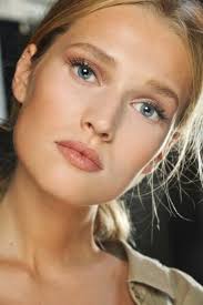 Découvrez tous nos conseils pour maquiller parfaitement les yeux bleus de manière simple. Comment Faire Un Maquillage Nude Sophistique Si Vous Avez Les Yeux Bleus Cristina Cordula
