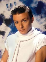 Celebrity Childhood Photo, Who Am I I Am very Famous I am British, in this  picture is veas in my early 20's