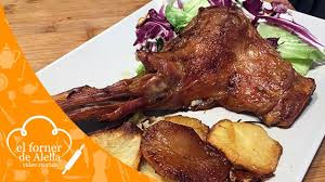 El pollo al horno puede quedar como esos que vemos en las revistas si aplicamos algunos trucos sencillos, propios de la cocina de la abuela, aunque con toques el cálculo del pollo para preparar al horno, es de unos 400 gramos por comensal, considerando que tenga huesos. Cabrito Al Horno Youtube