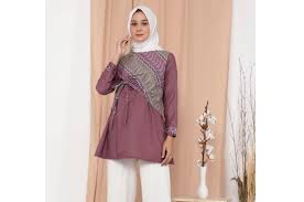 Yang pasti, look ini pas banget untuk kamu kenakan di segala acara. 13 Rekomendasi Tunik Batik Modern Di Bawah Rp300 Ribu Untuk Hijabers Updated Bukareview
