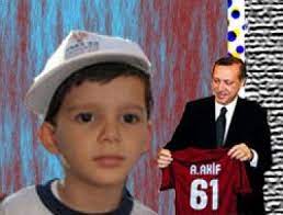 Utangaç tavırları ile dikkat çeken ahmet akif, dedesi erdoğan ile birlikte objektiflere poz verdi. Adi Ahmet Akif Albayrak 9 Yasinda Trabzonspor Taraftari