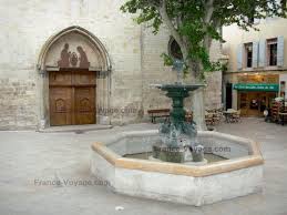 Manosque Fontaine De La Place Saint Sauveur Facade De L Eglise Saint Sauveur Platane Arbre Terrasse De Cafe Ville France La Provence France Vieille Ville