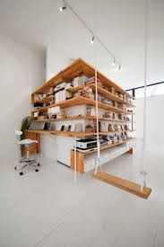 Um Die Ecke Gedacht Die Regalkonstruktion Integriert Sich Perfekt In Das Gesamtbild Des Rau Dachzimmer Minimalistische Wohnung