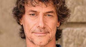 Angela is currently a famous scientific popularizer in italy. Alberto Angela Ehrendoktor Der Archaologie In Neapel Napolike It